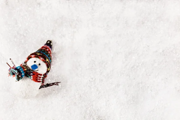 Boneco de neve no fundo nevado — Fotografia de Stock