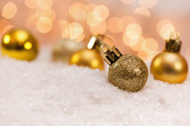 Baubles karlı zemin üzerine