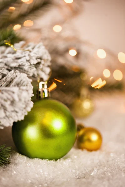 Christbaumkugeln auf schneebedecktem Hintergrund — Stockfoto