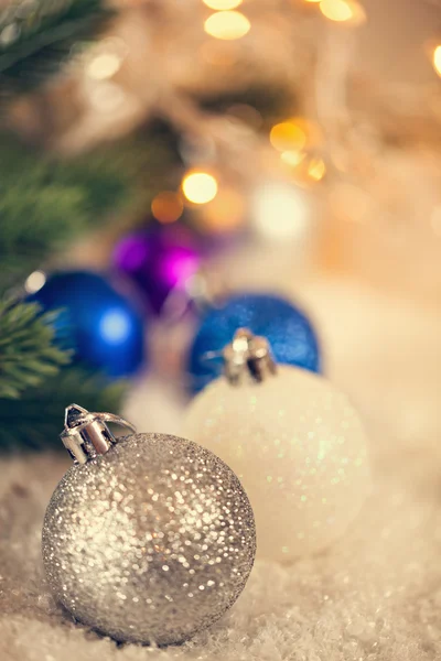 Christbaumkugeln auf schneebedecktem Hintergrund — Stockfoto