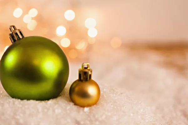 Baubles en fondo nevado — Foto de Stock