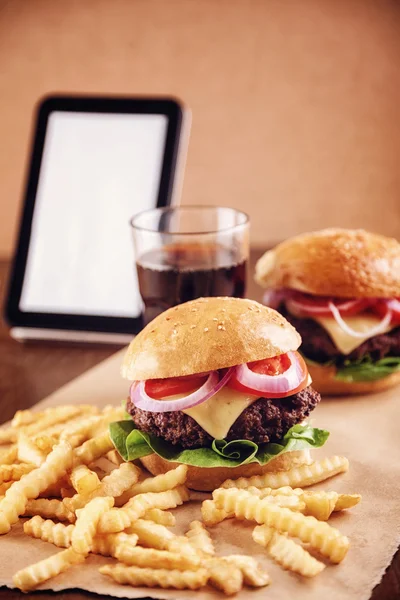 Burger de brânză la sol cu cartofi prăjiți și Cola — Fotografie, imagine de stoc