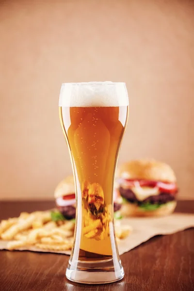 Cerveza y una hamburguesa — Foto de Stock