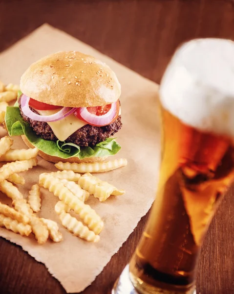 Cerveza y una hamburguesa — Foto de Stock