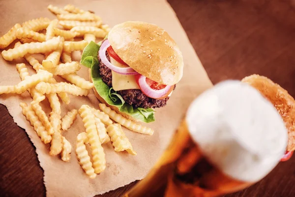 Bira ve bir Burger — Stok fotoğraf
