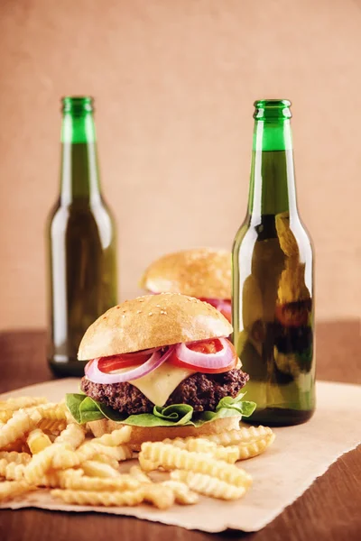 Cerveza y hamburguesas — Foto de Stock