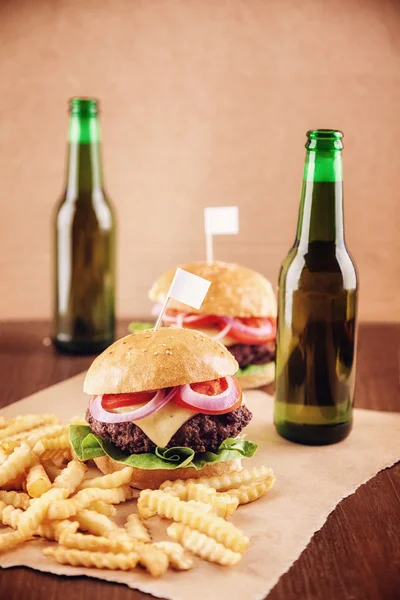 Cerveza y hamburguesas — Foto de Stock