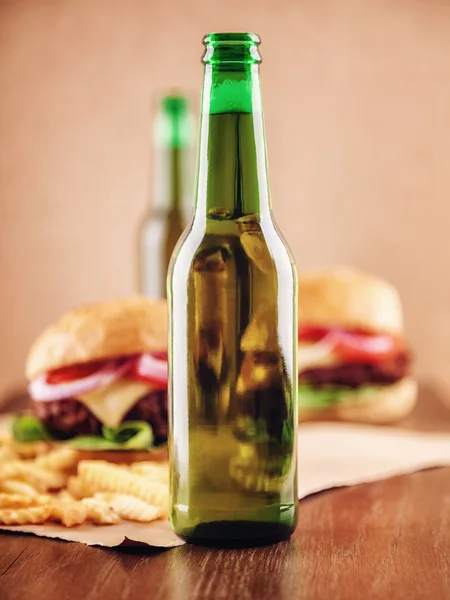 Cerveza y hamburguesas — Foto de Stock