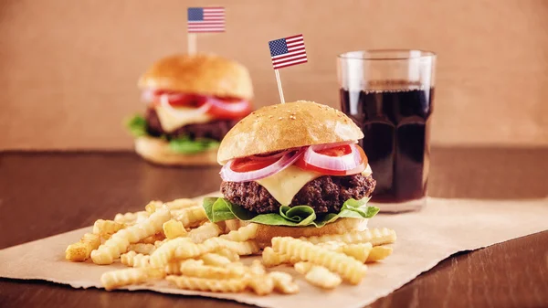 Americký sýr hamburger s hranolky a Cola — Stock fotografie