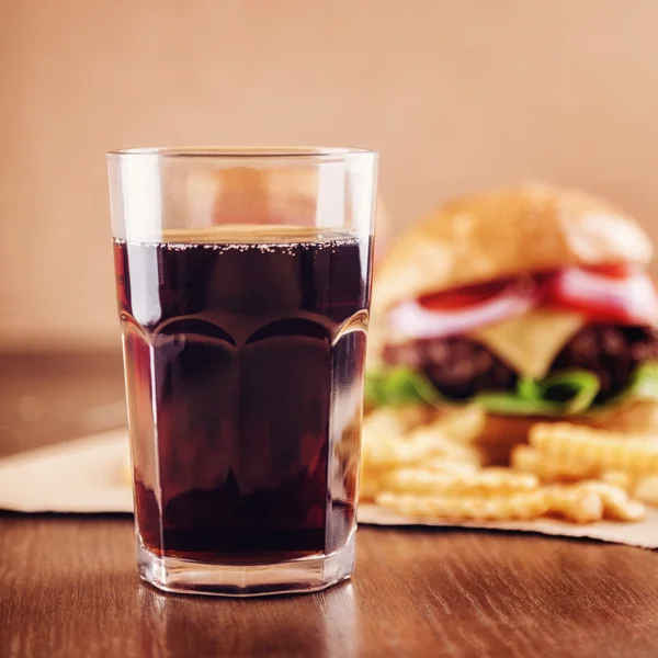 Burger ile kola — Stok fotoğraf