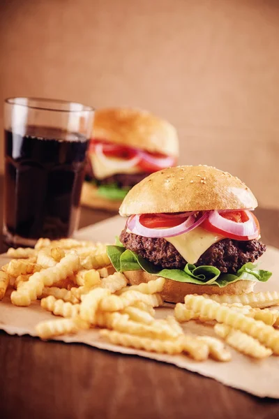 Mleté hovězí maso sýr hamburger s hranolky a Cola — Stock fotografie
