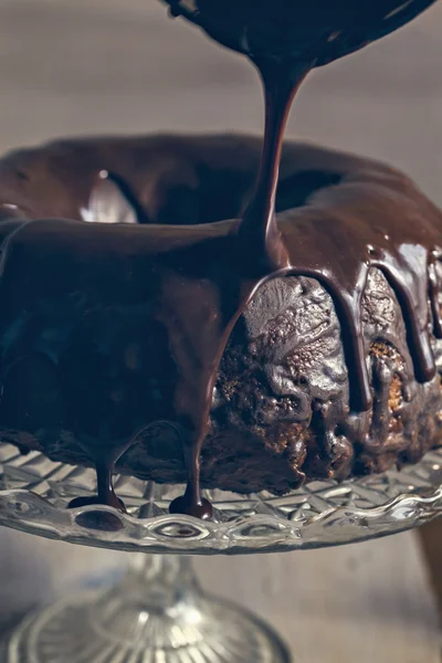 Gâteau Bundt débordant avec vinaigrette au chocolat — Photo