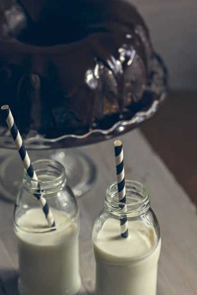 Bundt торт і двох пляшок молока з соломкою — стокове фото