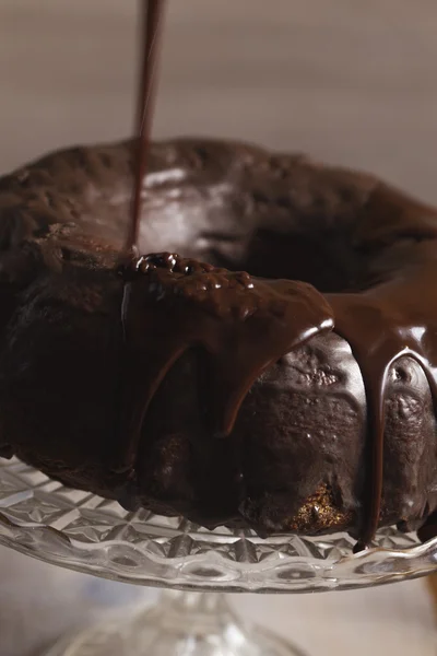 Gâteau Bundt débordant avec vinaigrette au chocolat — Photo