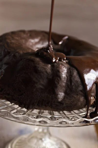 Gâteau Bundt débordant avec vinaigrette au chocolat — Photo