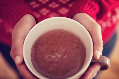 Bir bardak tutan kadın