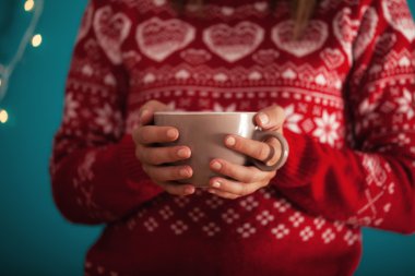 Bir bardak tutan kadın