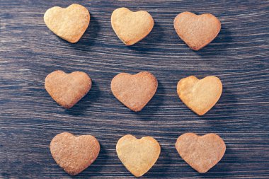 Ahşap arka plan aşk kurabiyeleri