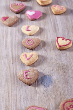 Ahşap arka plan aşk kurabiyeleri