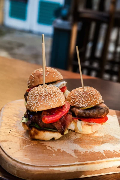 Tres mini hamburguesas deslizantes —  Fotos de Stock
