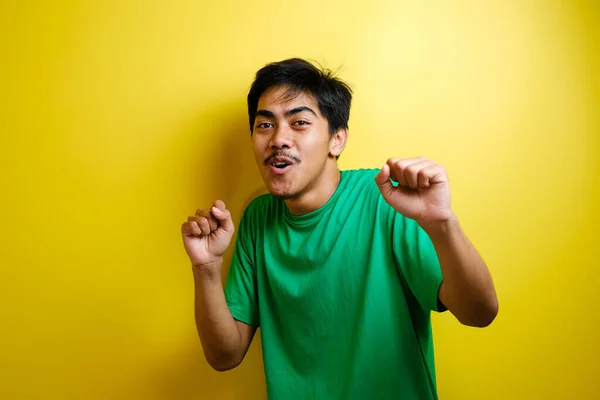 Азіатський Чоловік Зеленій Футболці Посміхається Танцює Щасливо Радісно Висловлюючи Відзначання — стокове фото