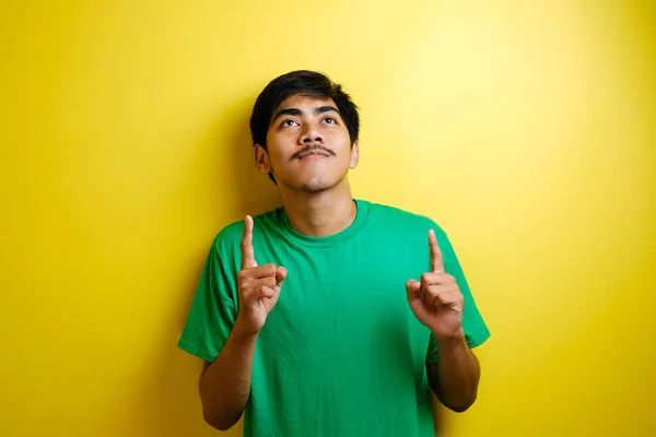 Asijský Mladík Zeleném Tričku Vypadal Šťastně Když Přemýšlel Vzhlížel Měl — Stock fotografie