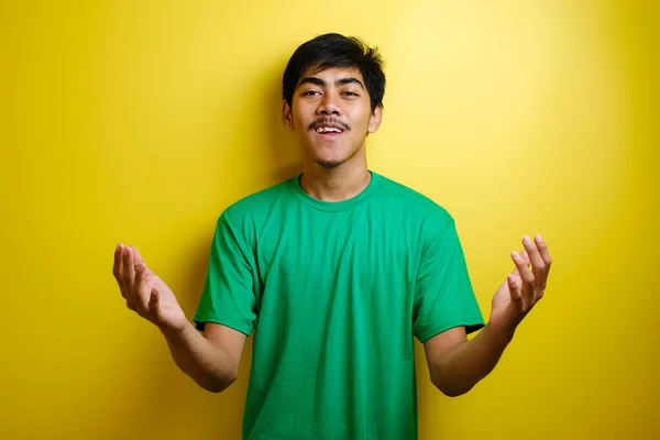 Jeune Homme Asiatique Shirt Vert Souriant Montrant Geste Accueillant Sur — Photo