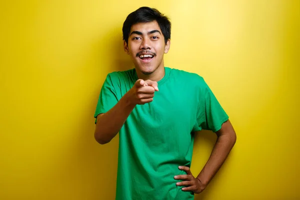 Asiatique Jeune Homme Vert Shirt Pointant Vers Avant Regardant Caméra — Photo