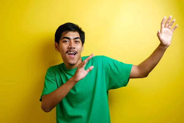 Asijský Muž Zeleném Tričku Šťastně Usmívá Tančí Radostně Vyjadřuje Oslavuje — Stock fotografie