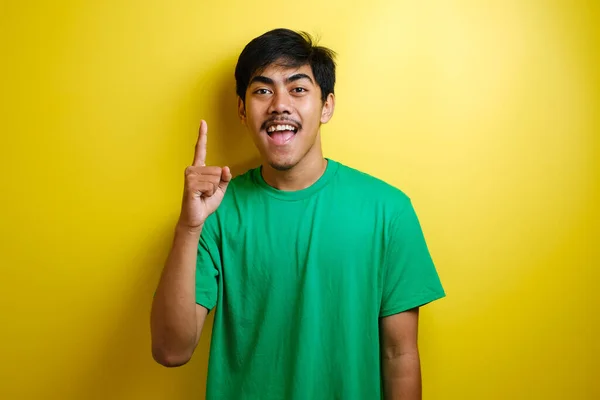 Asiatisk Ung Man Grön Shirt Såg Glad Tänkande Och Tittar — Stockfoto