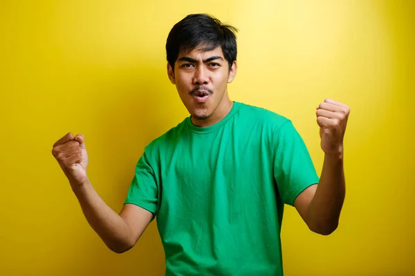 Spännande Ung Asiatisk Man Höja Sina Knytnävar Med Leende Glad — Stockfoto