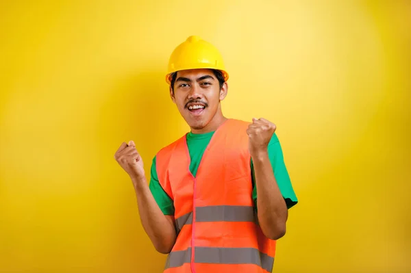 Hombre Trabajador Asiático Guapo Con Uniforme Casco Sobre Fondo Amarillo — Foto de Stock