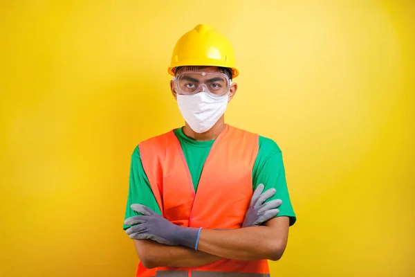 Asiático Constructor Trabajador Hombre Usando Máscara Seguridad Gafas Stand Croosed — Foto de Stock