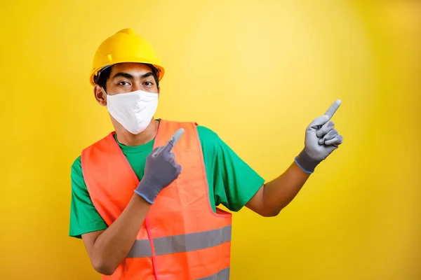 Asiático Trabajador Construcción Con Máscara Protectora Apuntando Isomething Lado Contra — Foto de Stock