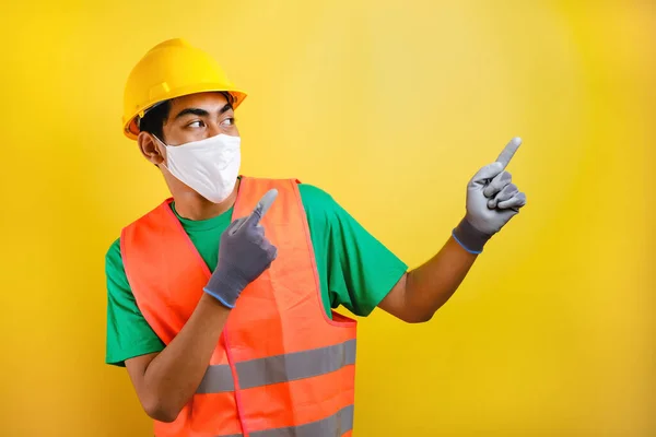 Asiático Trabajador Construcción Con Máscara Protectora Apuntando Isomething Lado Contra — Foto de Stock