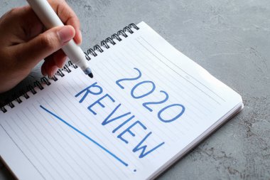 2020 Gözden Geçirme; hayattaki son gözden geçirme; düz iş konsepti. Yeni yıl için yazma ve hazırlama 2021 kararları