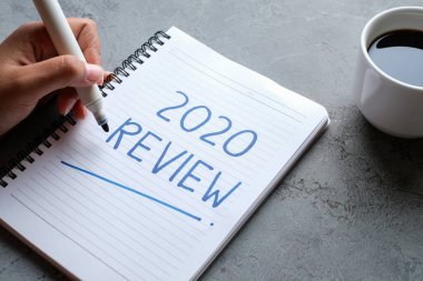 2020 Gözden Geçirme; hayattaki son gözden geçirme; düz iş konsepti. Yeni yıl için yazma ve hazırlama 2021 kararları
