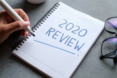 2020 Gözden Geçirme; hayattaki son gözden geçirme; düz iş konsepti. Yeni yıl için yazma ve hazırlama 2021 kararları