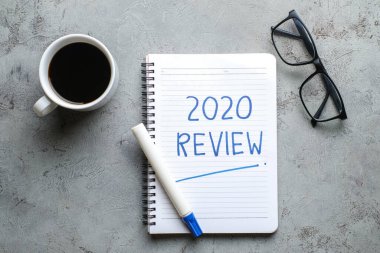 2020 Gözden Geçirme; hayattaki son gözden geçirme; düz iş konsepti. Yeni yıl için yazma ve hazırlama 2021 kararları