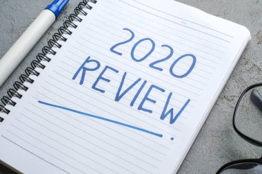 2020 Gözden Geçirme; hayattaki son gözden geçirme; düz iş konsepti. Yeni yıl için yazma ve hazırlama 2021 kararları