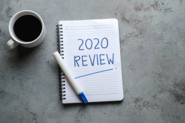 2020 Gözden Geçirme; hayattaki son gözden geçirme; düz iş konsepti. Yeni yıl için yazma ve hazırlama 2021 kararları