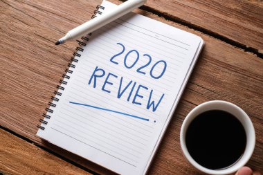 2020 Gözden Geçirme; hayattaki son gözden geçirme; düz iş konsepti. Yeni yıl için yazma ve hazırlama 2021 kararları