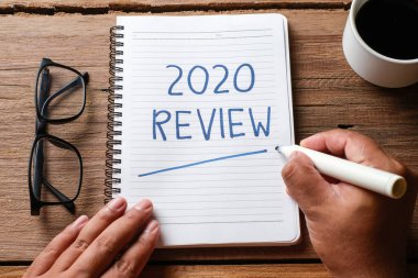 2020 Gözden Geçirme; hayattaki son gözden geçirme; düz iş konsepti. Yeni yıl için yazma ve hazırlama 2021 kararları
