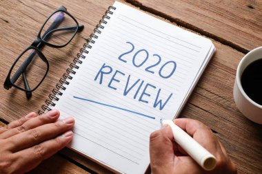 2020 Gözden Geçirme; hayattaki son gözden geçirme; düz iş konsepti. Yeni yıl için yazma ve hazırlama 2021 kararları
