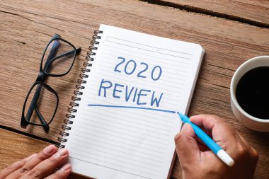2020 Gözden Geçirme; hayattaki son gözden geçirme; düz iş konsepti. Yeni yıl için yazma ve hazırlama 2021 kararları