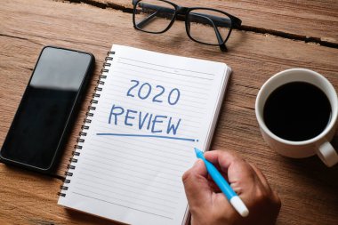 2020 Gözden Geçirme; hayattaki son gözden geçirme; düz iş konsepti. Yeni yıl için yazma ve hazırlama 2021 kararları