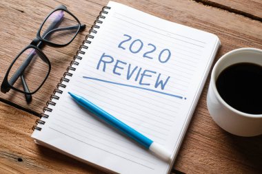 2020 Gözden Geçirme; hayattaki son gözden geçirme; düz iş konsepti. Yeni yıl için yazma ve hazırlama 2021 kararları