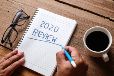 2020 Gözden Geçirme; hayattaki son gözden geçirme; düz iş konsepti. Yeni yıl için yazma ve hazırlama 2021 kararları