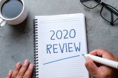 2020 Gözden Geçirme; hayattaki son gözden geçirme; düz iş konsepti. Yeni yıl için yazma ve hazırlama 2021 kararları