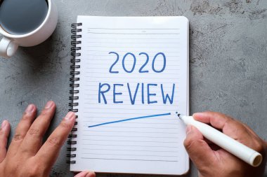 2020 Gözden Geçirme; hayattaki son gözden geçirme; düz iş konsepti. Yeni yıl için yazma ve hazırlama 2021 kararları